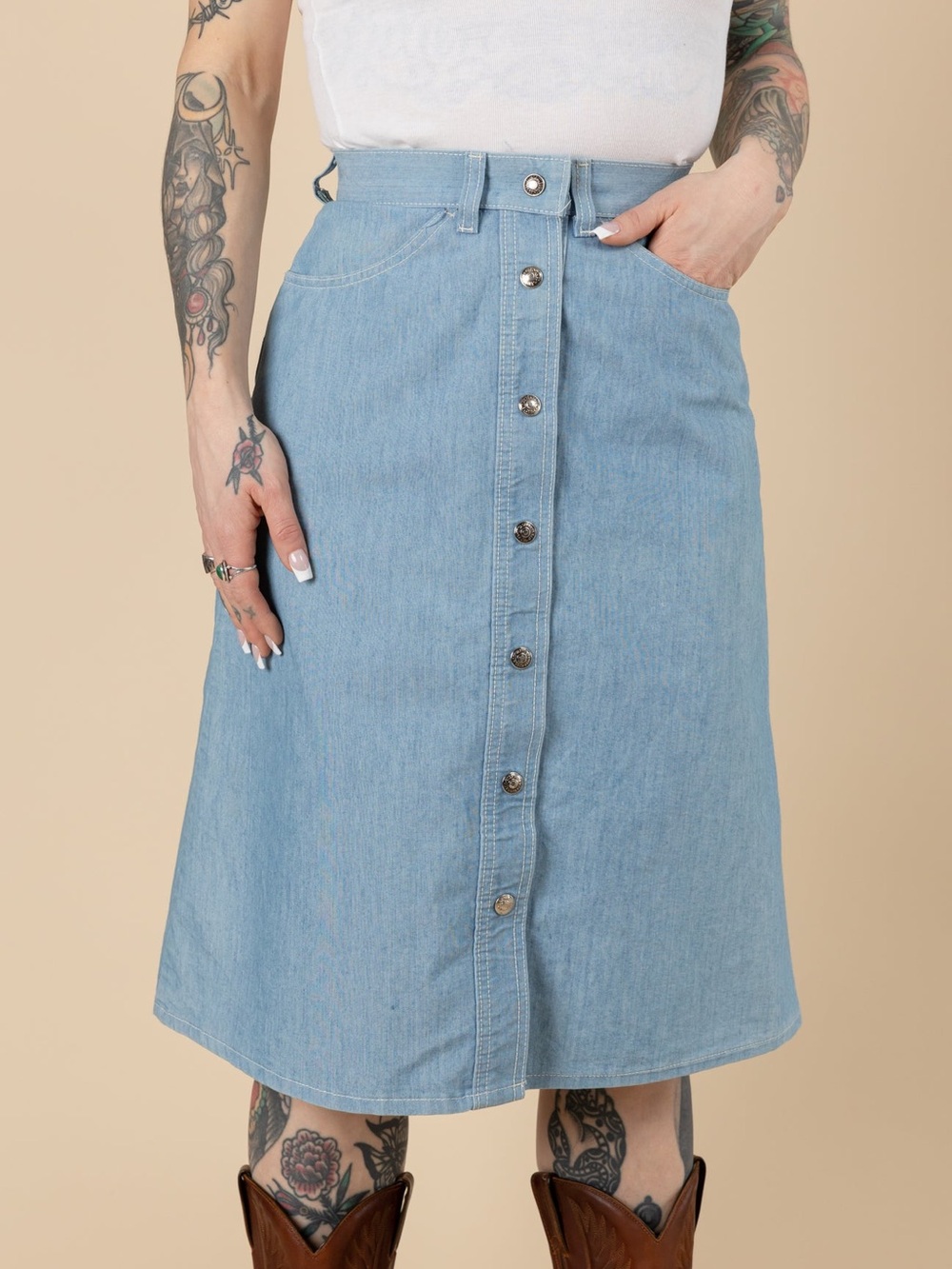 VTG 1970's Levi's white Tab| A Line Denim Skirt| snap Button| size 28 - Picture 2 of 12